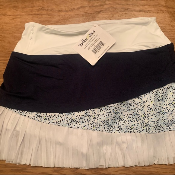 Tiered tennis/golf skort with matching sleeveless top - Picture 3 of 6
